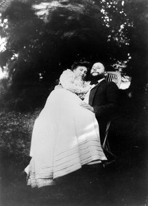 Thadée Natanson y su esposa Misia Godebska en el jardín de su casa de campo, Le Relais, c.1899